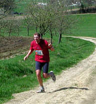 Bergsprint des führenden Marathonläufers beim Dreiburgenland-Marathon