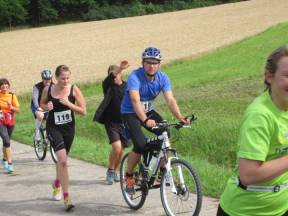 Radfahrer und Lufer beim Run and Bike Marathon Coburg 2012