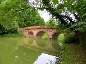 Rote Brücke im Park Schönbusch beim Landesorientierungslauf 2014 Tag 1
