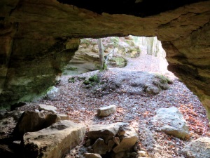 Blaubeerhöhle bei Tour rund um den Fürstberg im März 2022